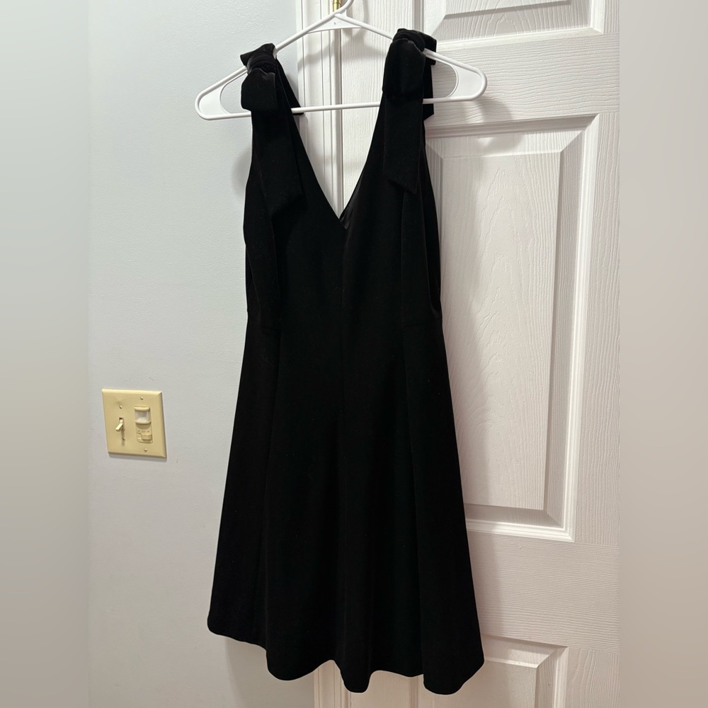 Draper James Black Velvet Bow Shoulder Party Dress Size 4 - Picture 2 of 4